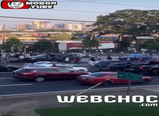 Video :During a police pursuit, it collides with pedestrians (Warning - frightening)